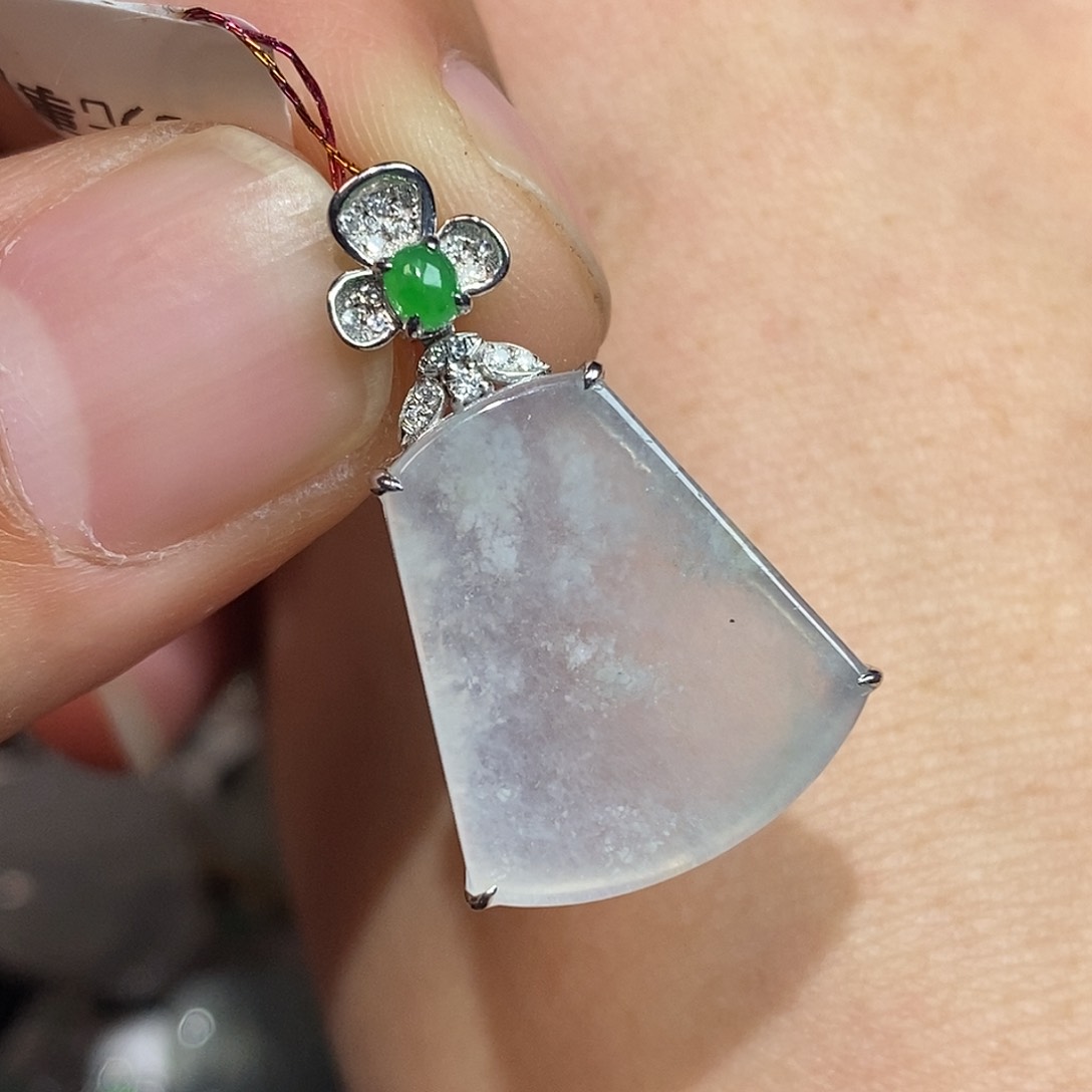 翡翠颈饰18K金镶嵌无事牌