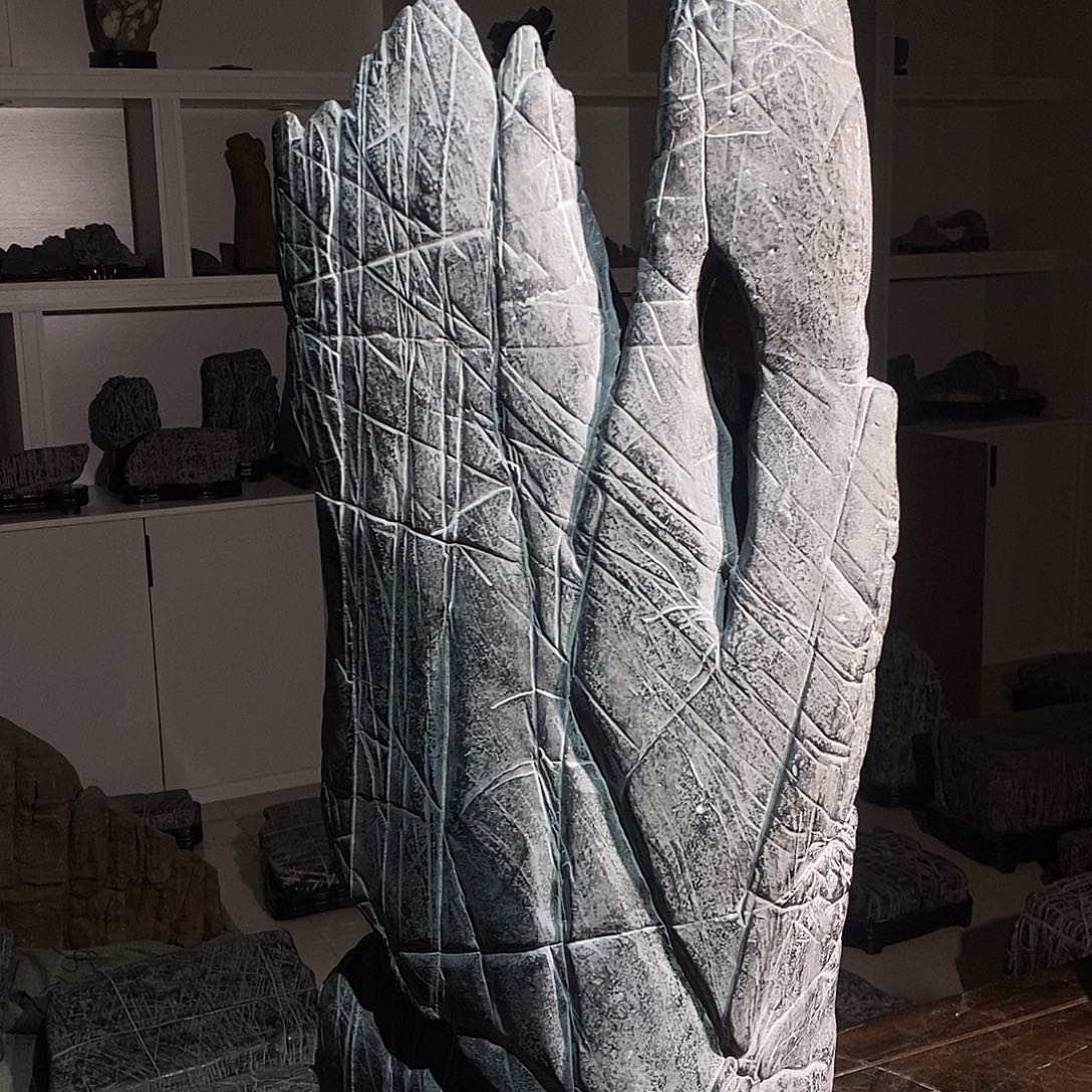 灵壁山上的树丛间发生巨大变化