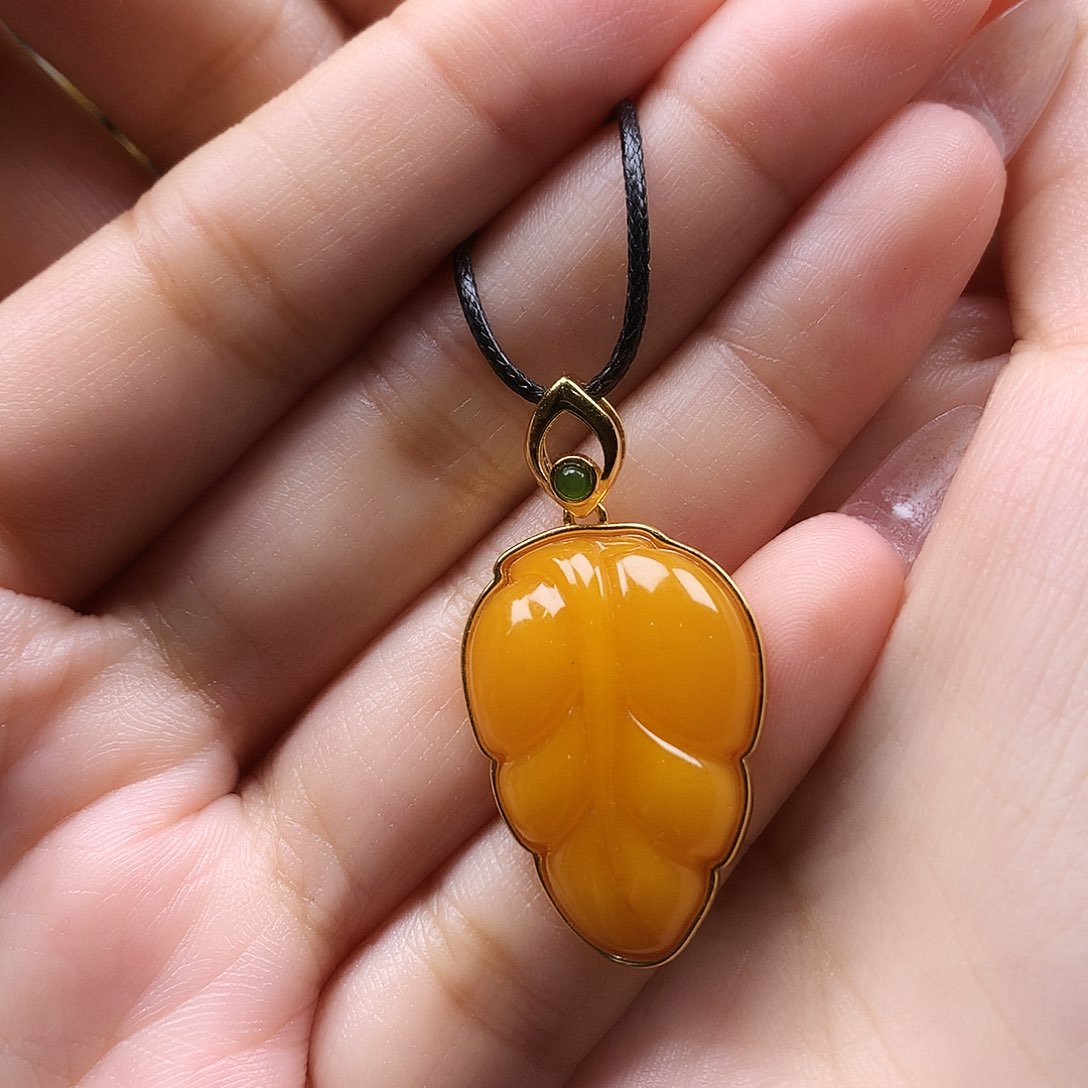 蜜蜡颈饰银S925镶嵌吊坠