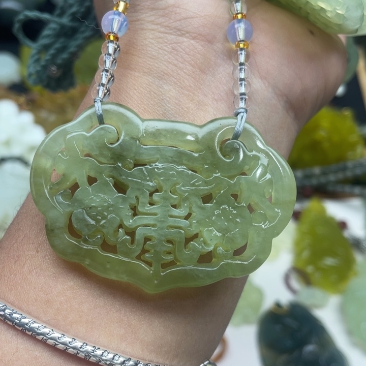 蛇纹石玉未镶嵌颈饰