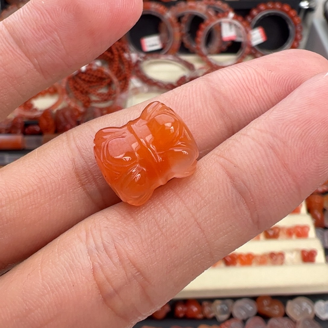 南红玛瑙未镶嵌颈饰并蒂莲