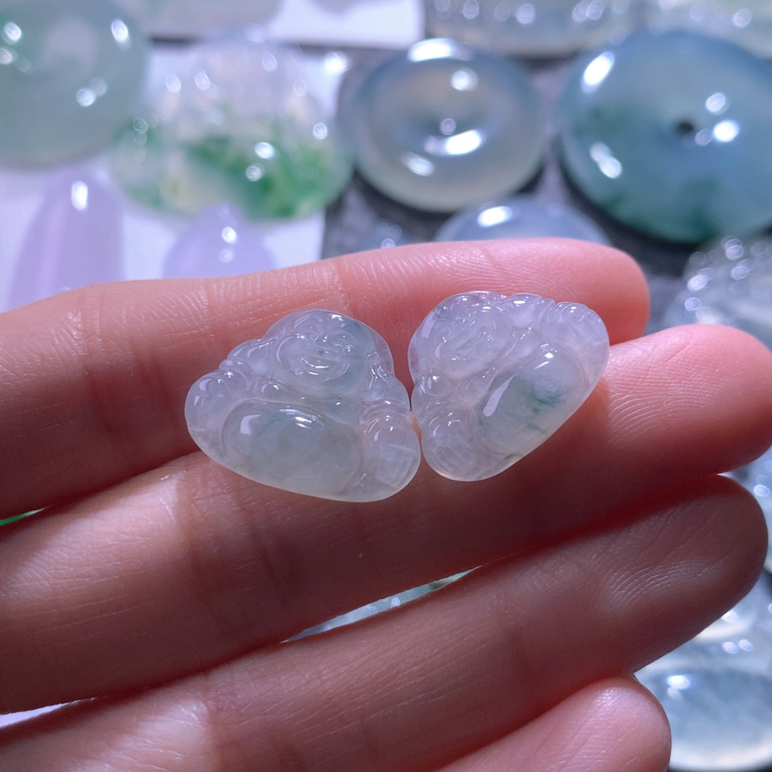 翡翠未镶嵌颈饰一对