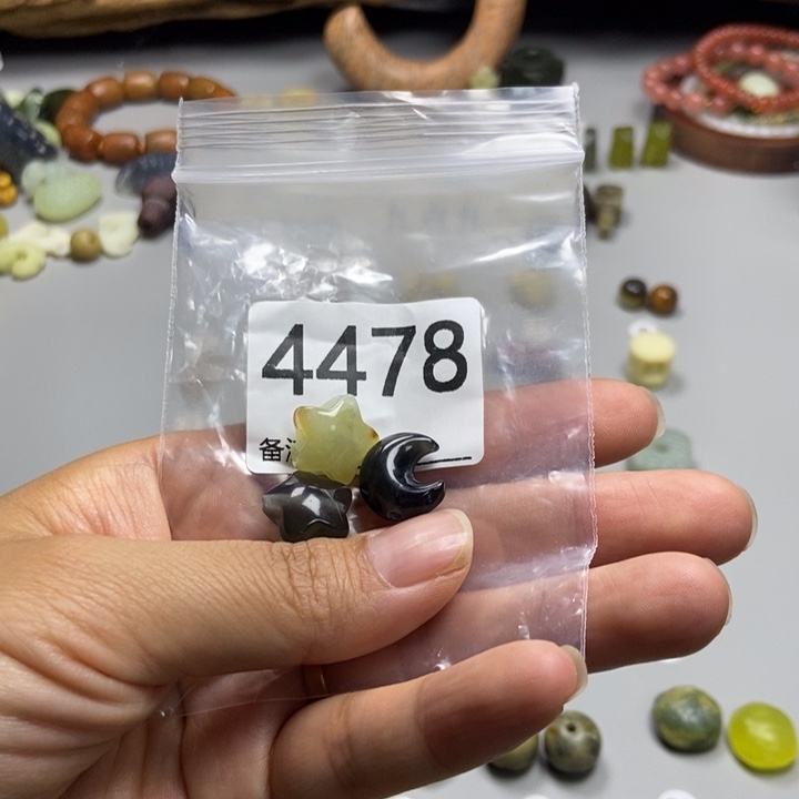 d***飞未镶嵌蛇纹石玉颈饰