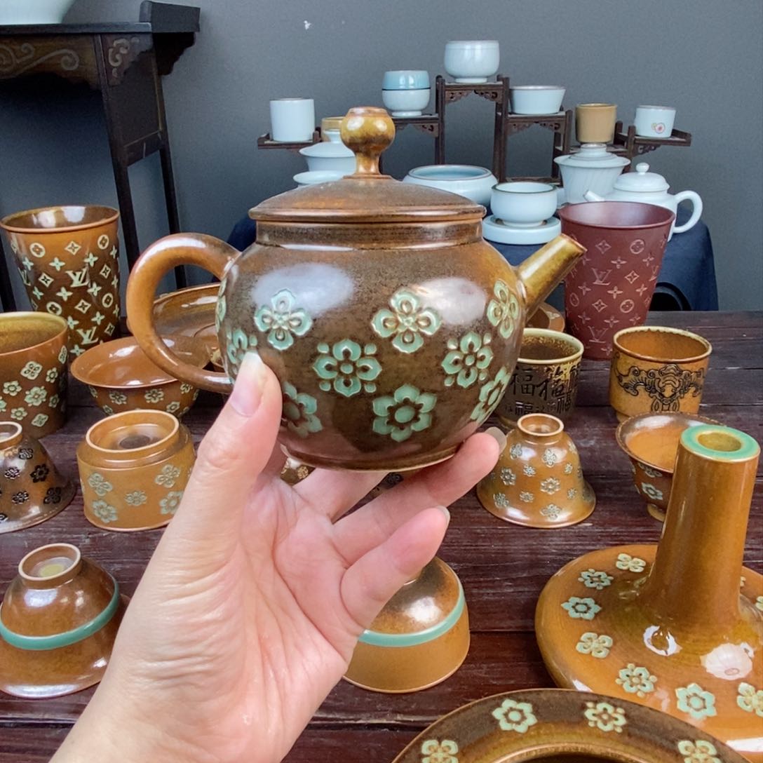 朱砂胎草木灰宝相花纹 壶 微瑕