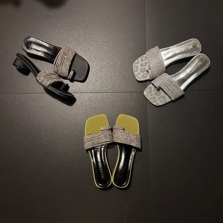 2025年夏季新款休闲简约复古一字水钻气质高级百搭方头一字拖时尚