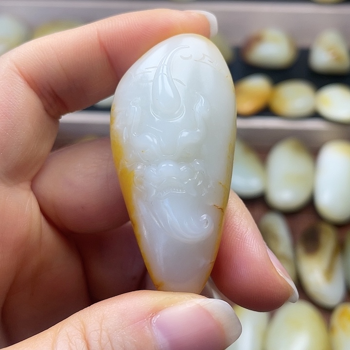 文***刀和田玉未镶嵌颈饰