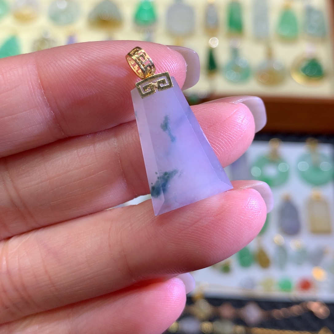 翡翠颈饰18K金镶嵌翡翠吊坠的未镶嵌