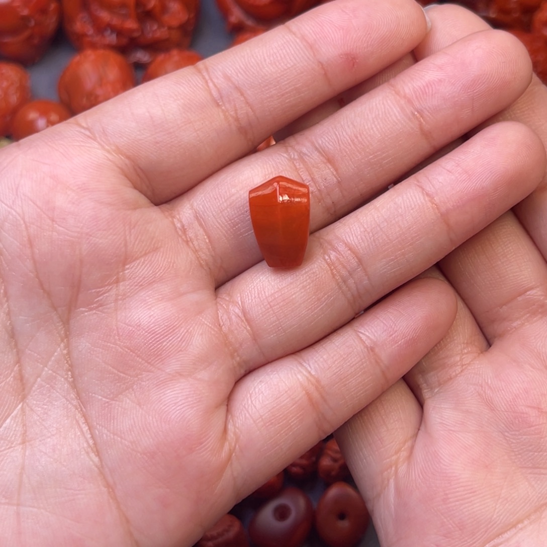 郭***含南红玛瑙未镶嵌川料瓦西鲨鱼背三通10mm尺寸