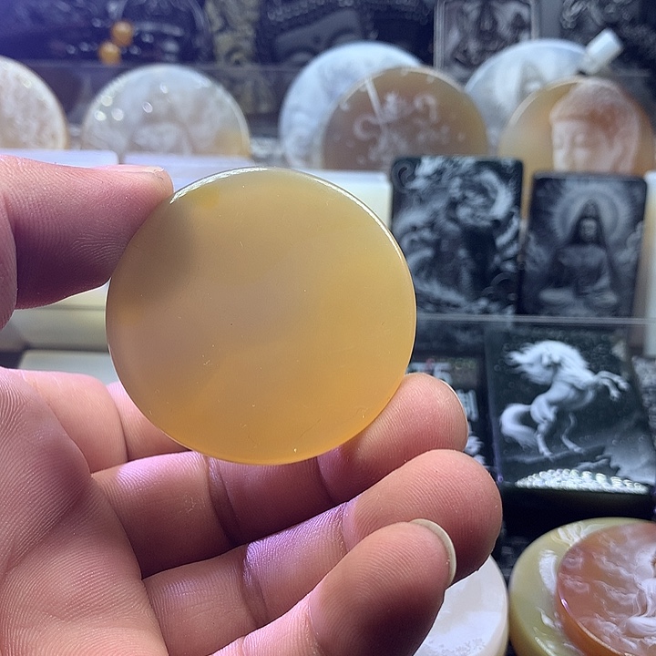 未镶嵌颈饰玛瑙/玉髓半*。