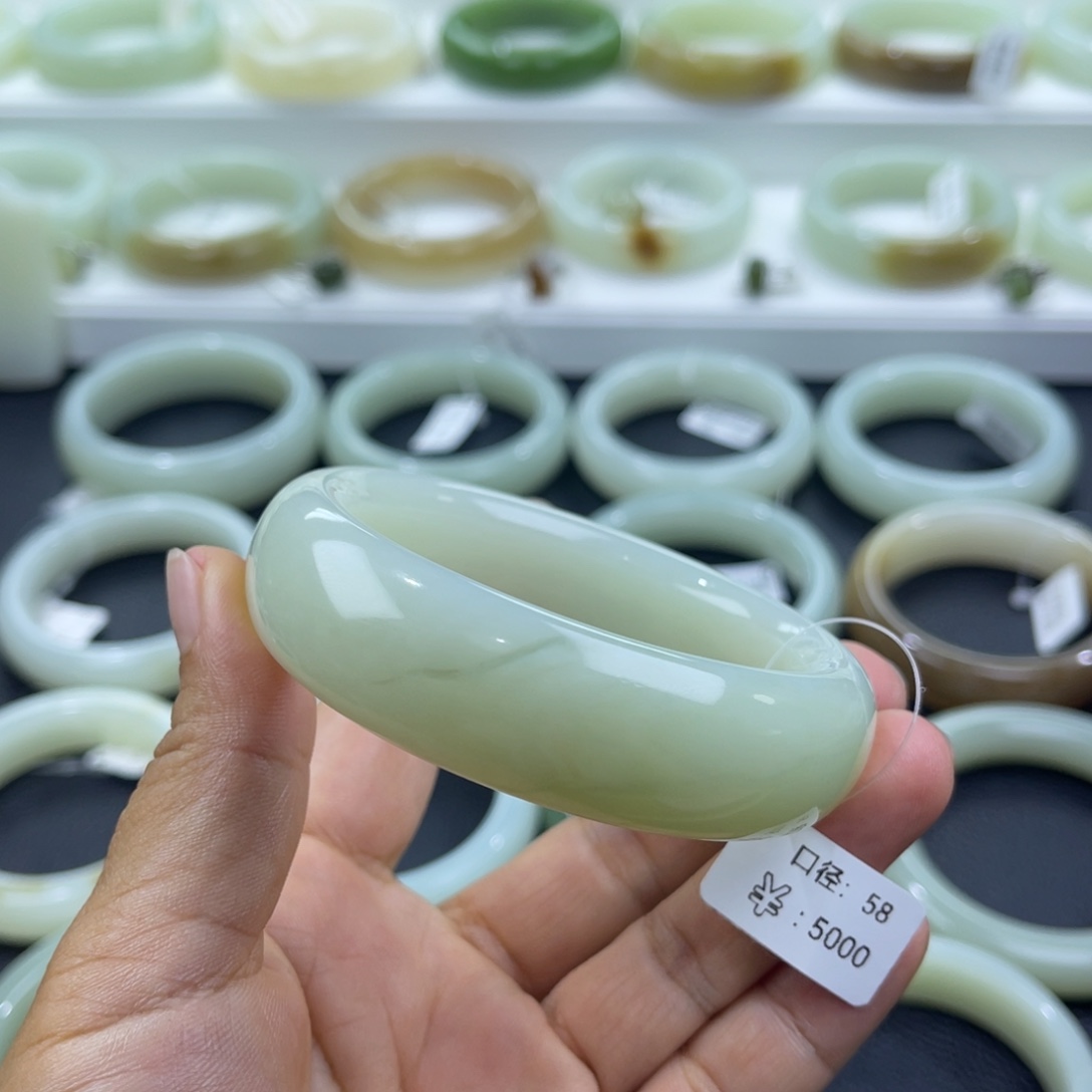 和田玉手镯未镶嵌