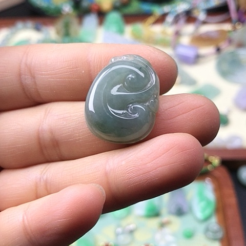 翡翠吊坠(赠链)未镶嵌飘花如意