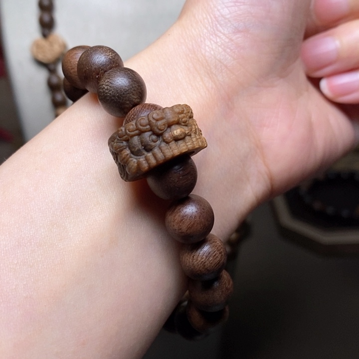 沉香手串越南富森红土帝王玉化1.0+醒狮沉香木雕