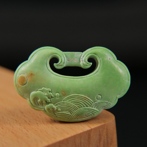 原矿绿松石菜籽黄·平安锁吊坠，尺寸35.3×23×7.4mm，重8.3g