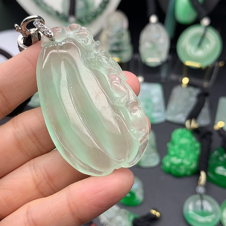 翡翠未镶嵌吊坠(赠链)