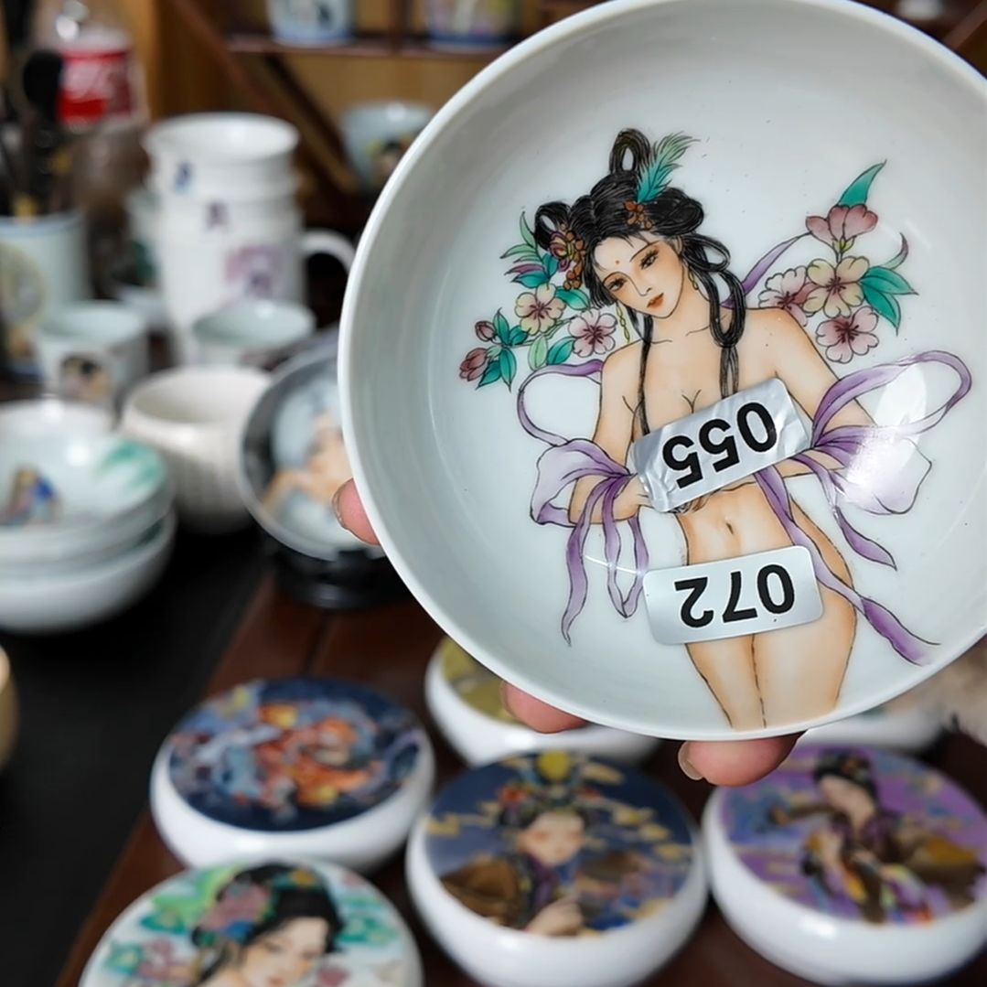 山***人景德镇手绘美女普洱杯