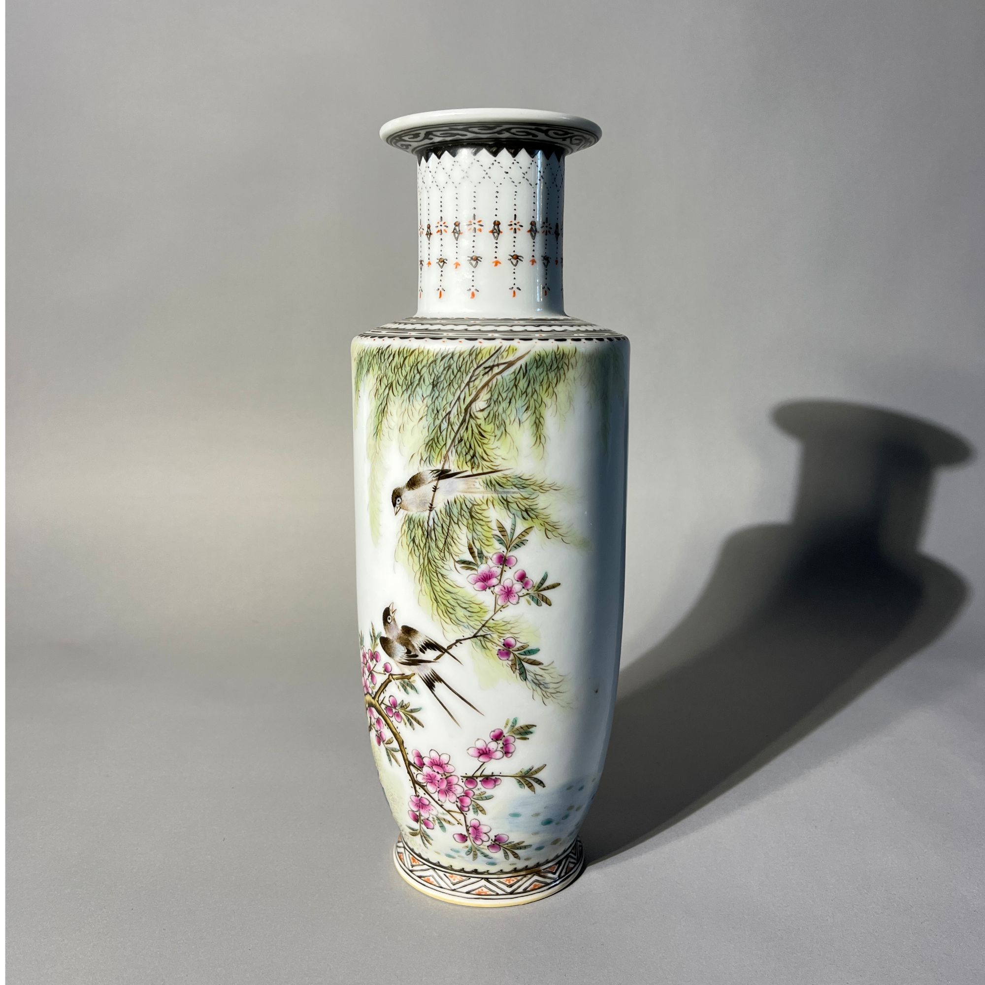 粉彩花鸟纹棒槌瓶