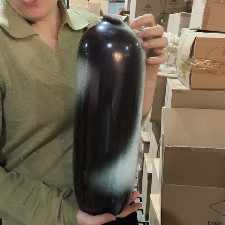 陶瓷花瓶，茶壶茶杯。