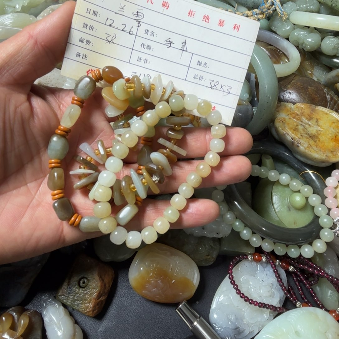 兰***雩和田玉未镶嵌颈饰