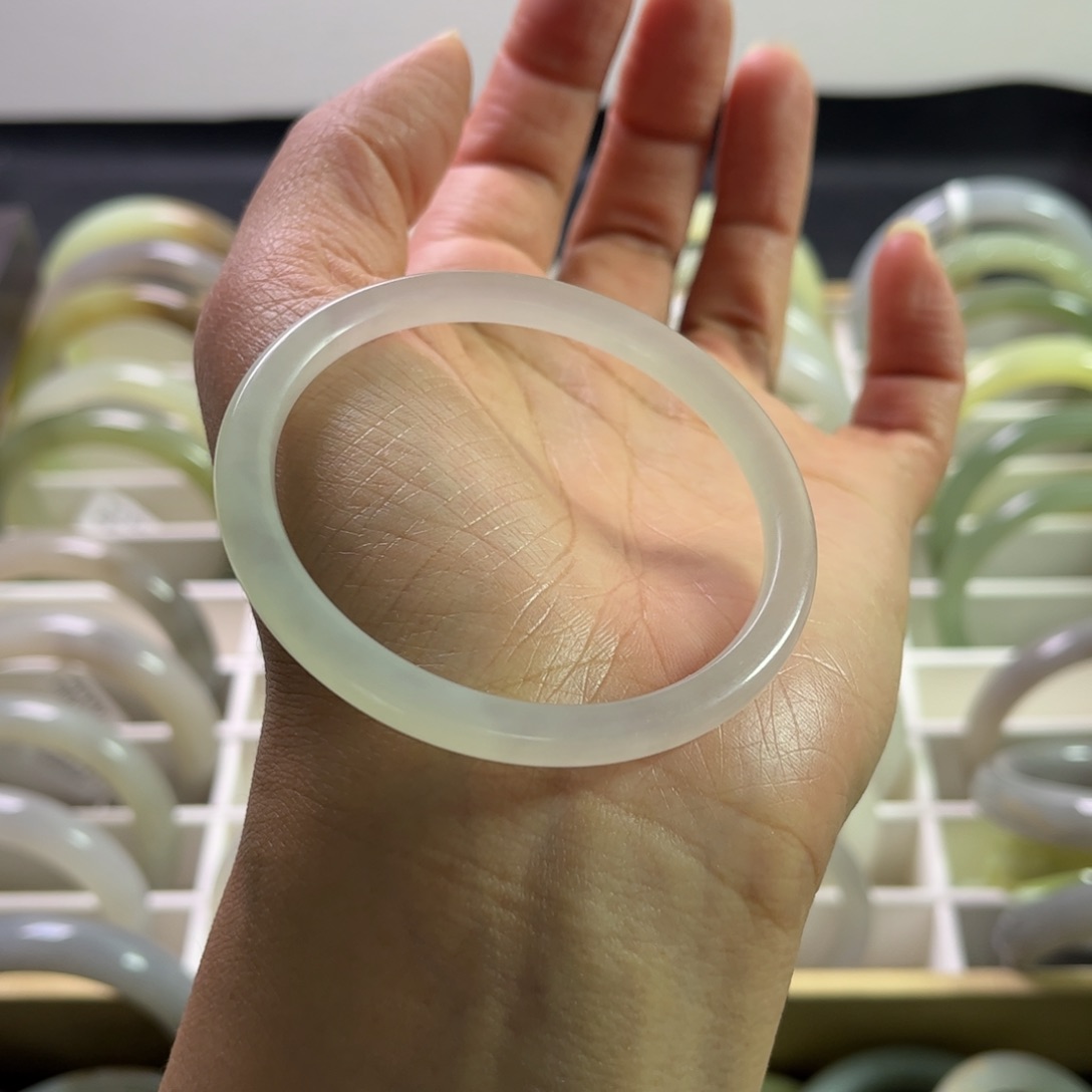 和田玉手镯53圈口未镶嵌