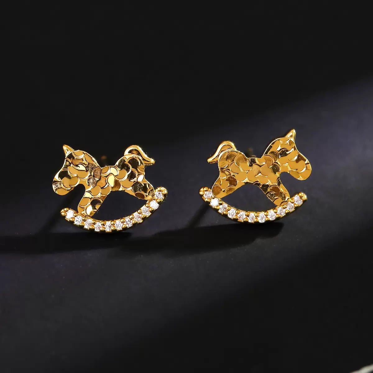 铜合金耳饰 马上有钱碎冰冰金色旋转木马耳钉轻奢气质耳饰v21