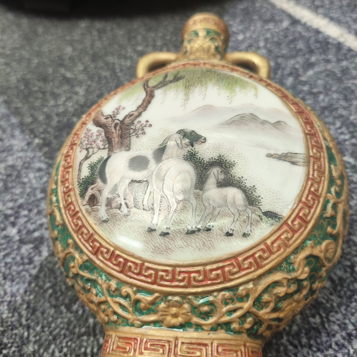 剔刻珐琅彩双耳抱月瓶