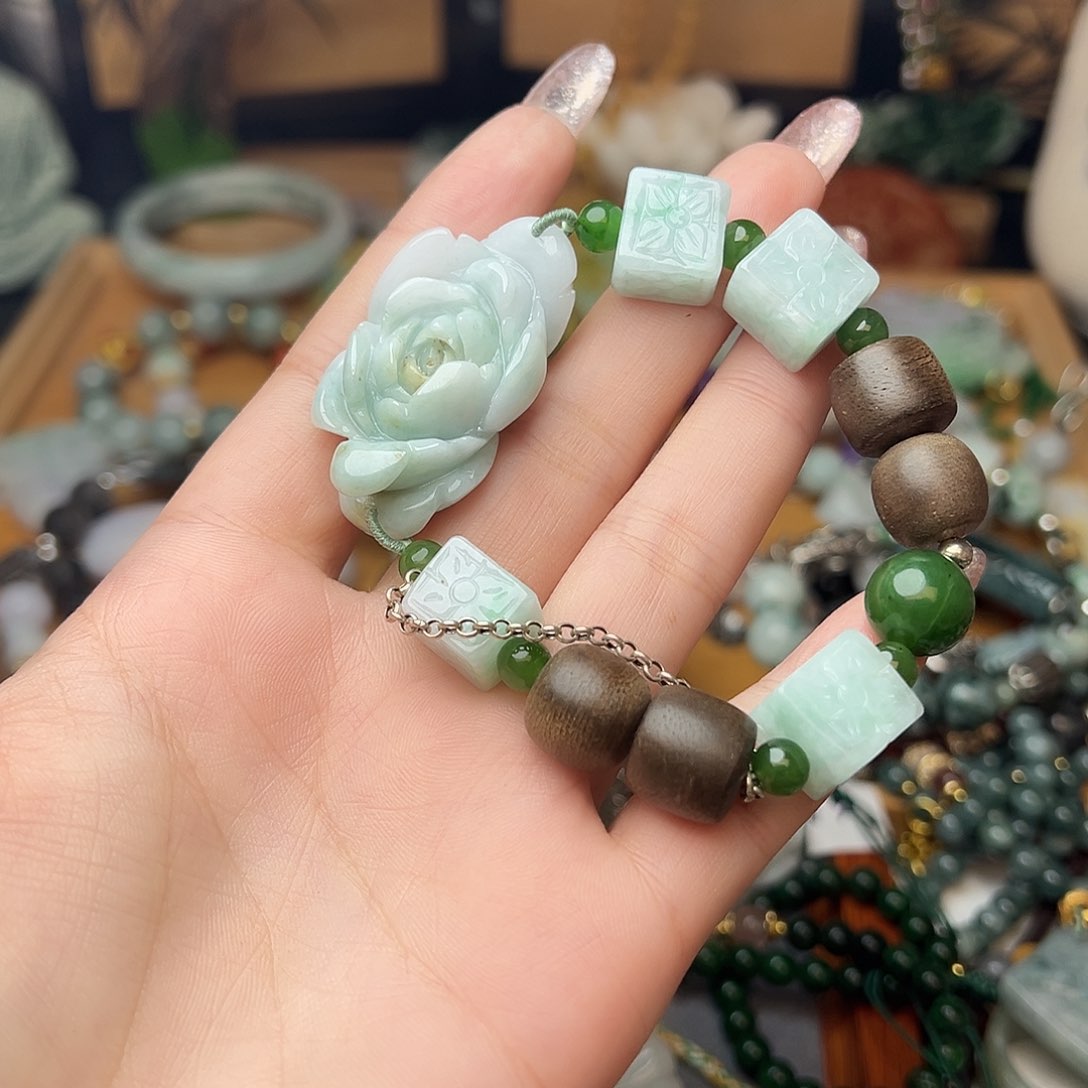 翡翠吊坠(赠链)未镶嵌百**雨翡翠