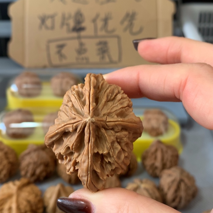 喵***喵文玩核桃吊坠异形单只，有瑕疵