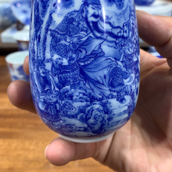 晓竹窑青花关羽擒将图