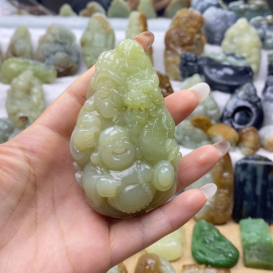 白***菲和田玉未镶嵌颈饰