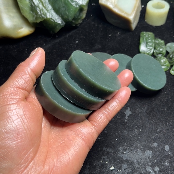 拨***日和田玉（糖玉）未镶嵌珠宝半成品