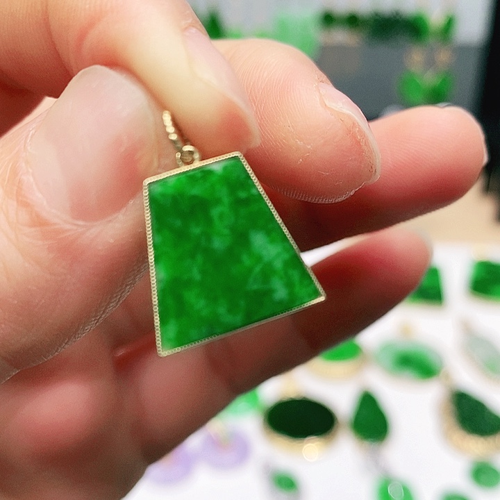 翡翠18K金镶嵌颈饰挂件