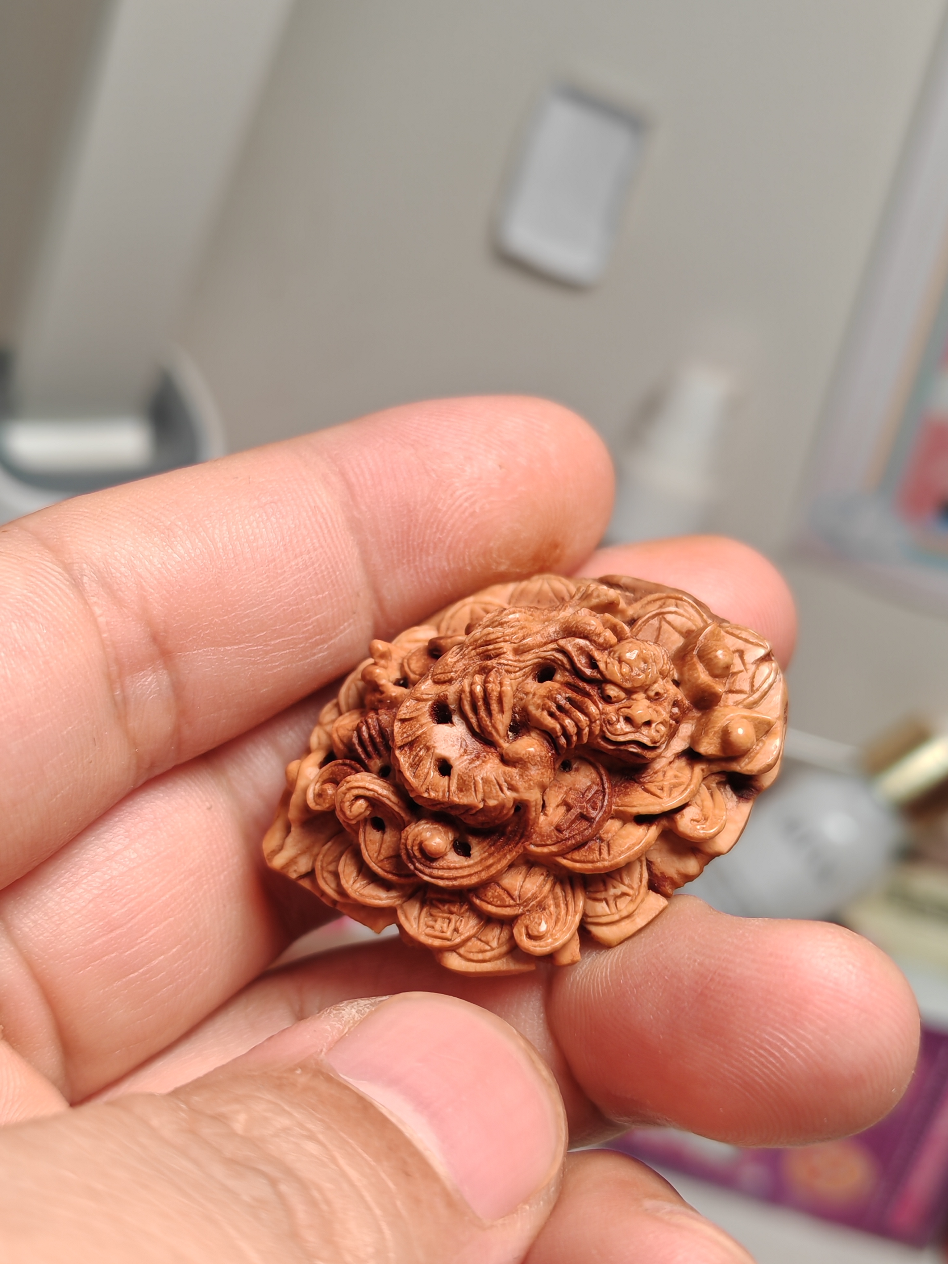 泳莲蜜桃核雕刻瑞兽貔貅