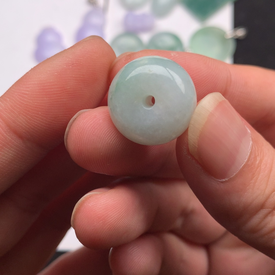 翡翠颈饰未镶嵌如*?