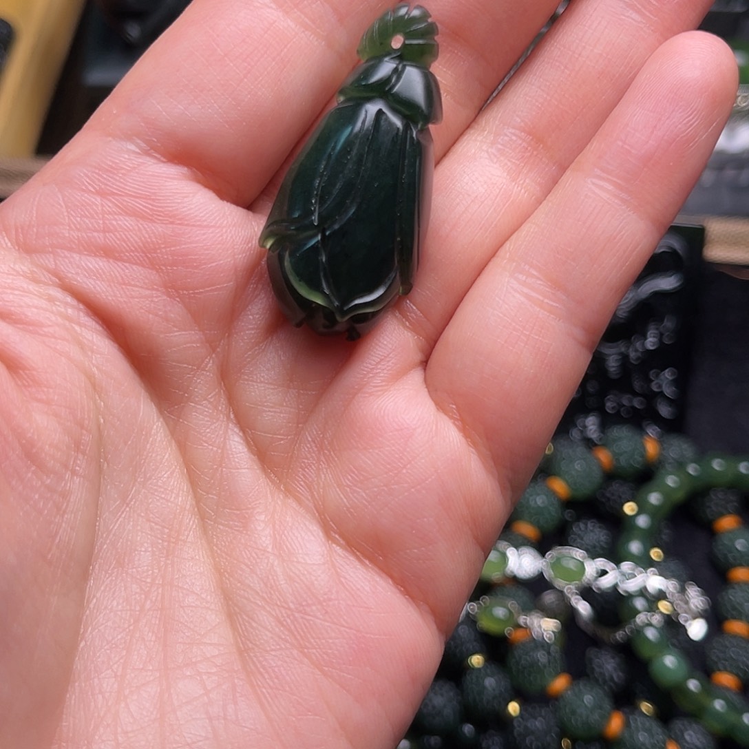 蛇纹石玉未镶嵌颈饰