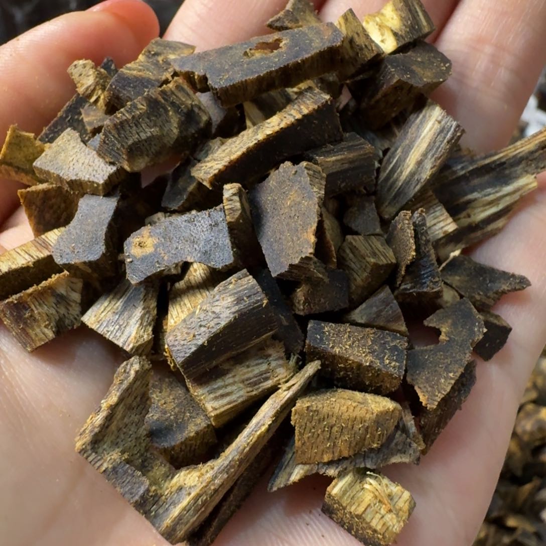 沉香碎屑沉香九九九分沉海南一代透顶绿高油车珠碎50g