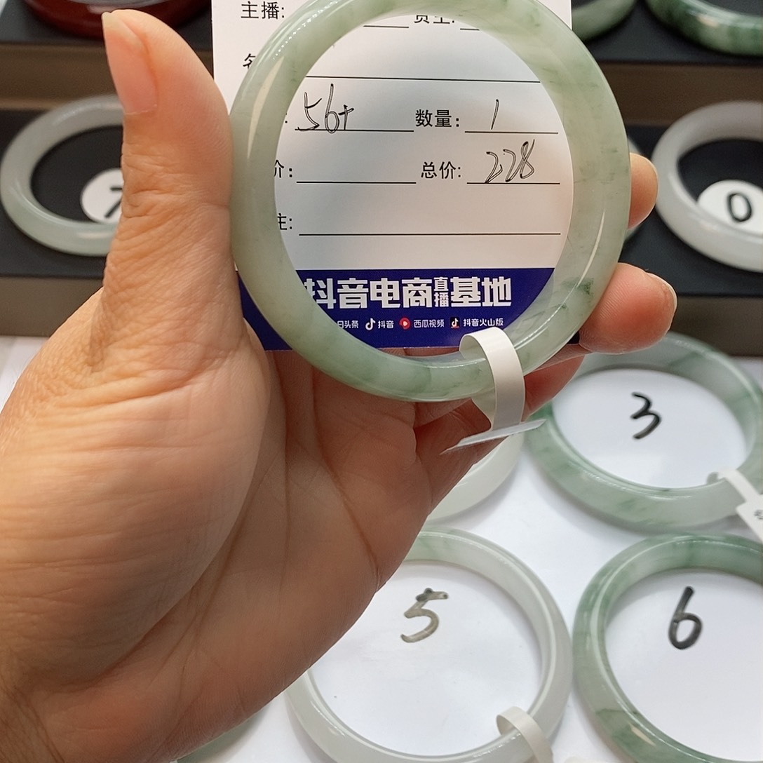 石英质玉手镯未镶嵌刘**吖