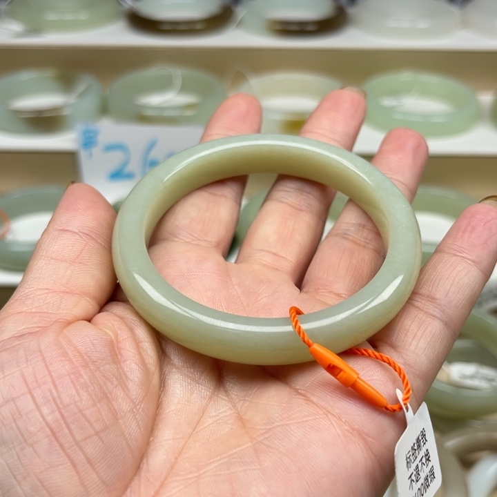 和田玉手镯未镶嵌杨**…