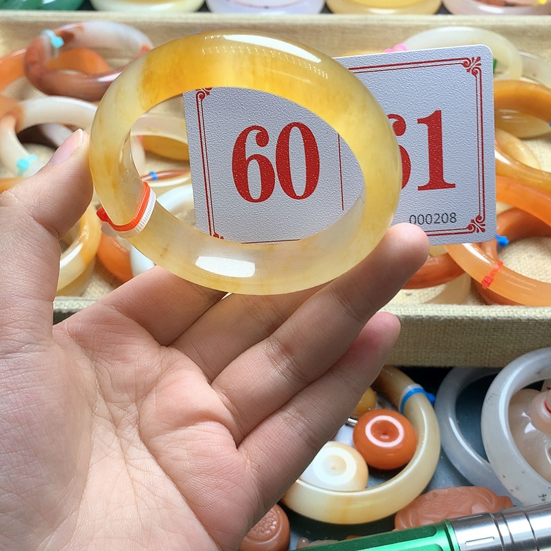 未镶嵌石英质玉（黄龙玉）手镯果*姐