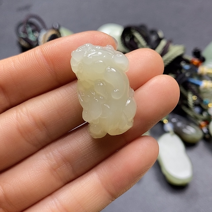 颈饰未镶嵌和田玉이**.