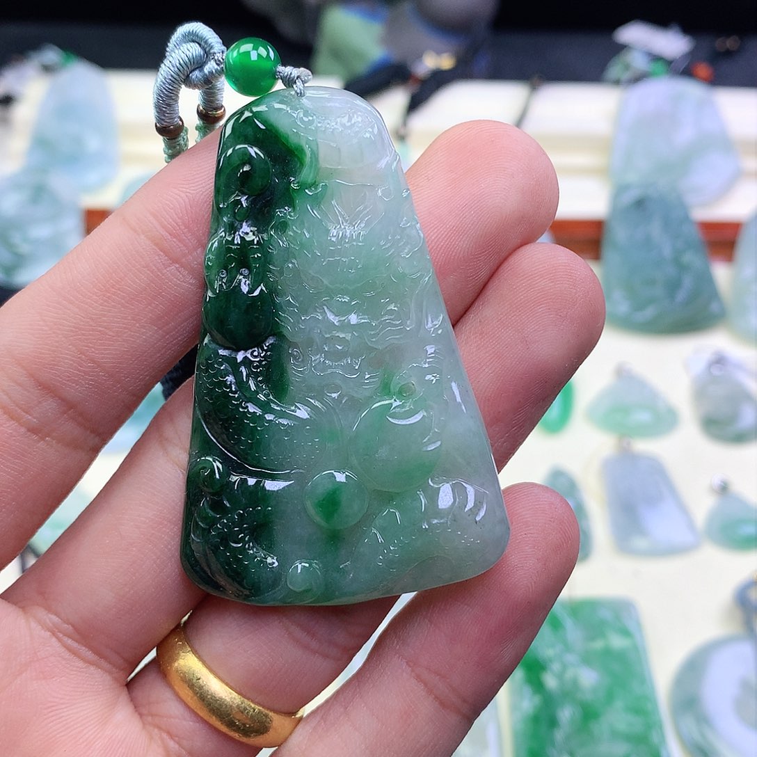 翡翠颈饰未镶嵌吊坠