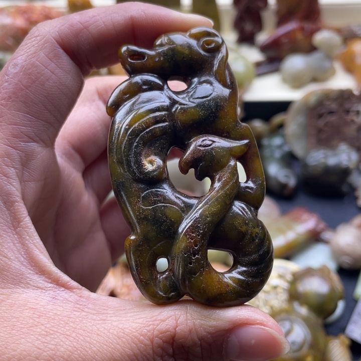 蛇纹石玉未镶嵌颈饰