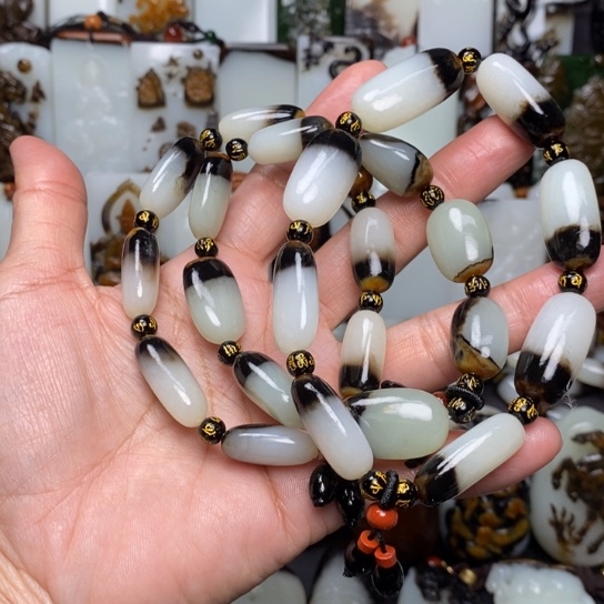 和田玉颈饰未镶嵌会****玉