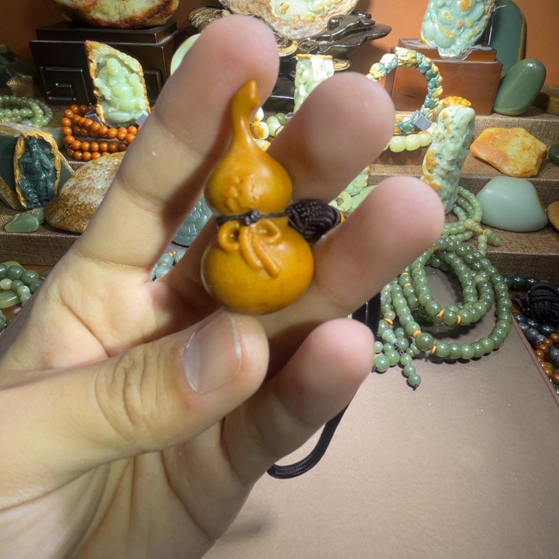 透闪石质玉葫芦未镶嵌