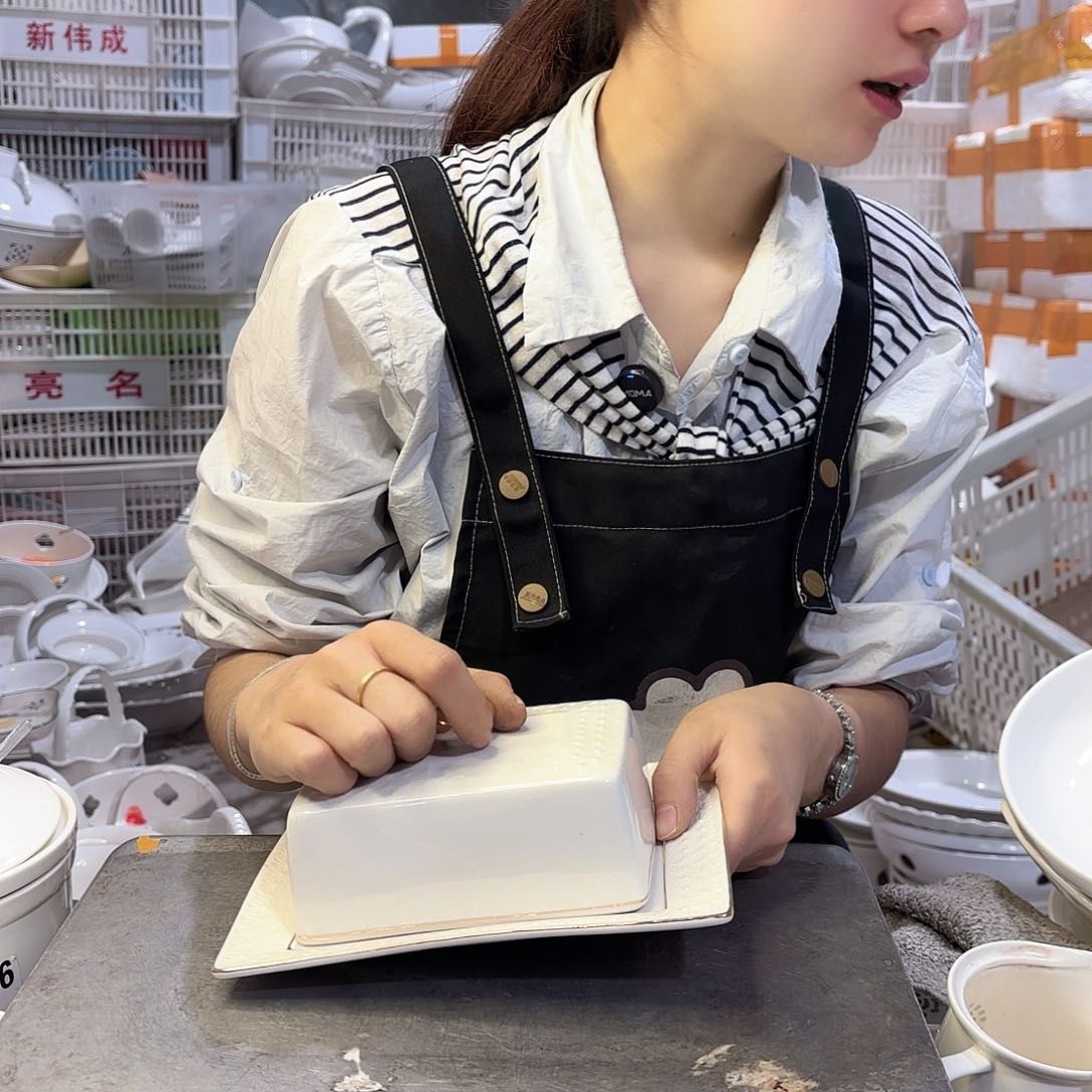 盘微瑕产品………黄油盒子一个