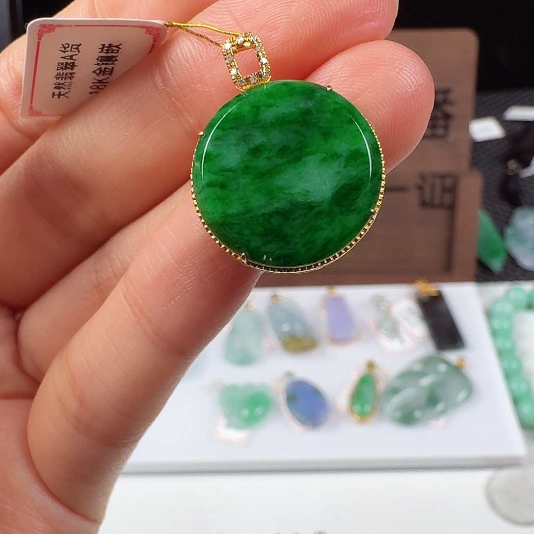 翡翠18K金镶嵌颈饰