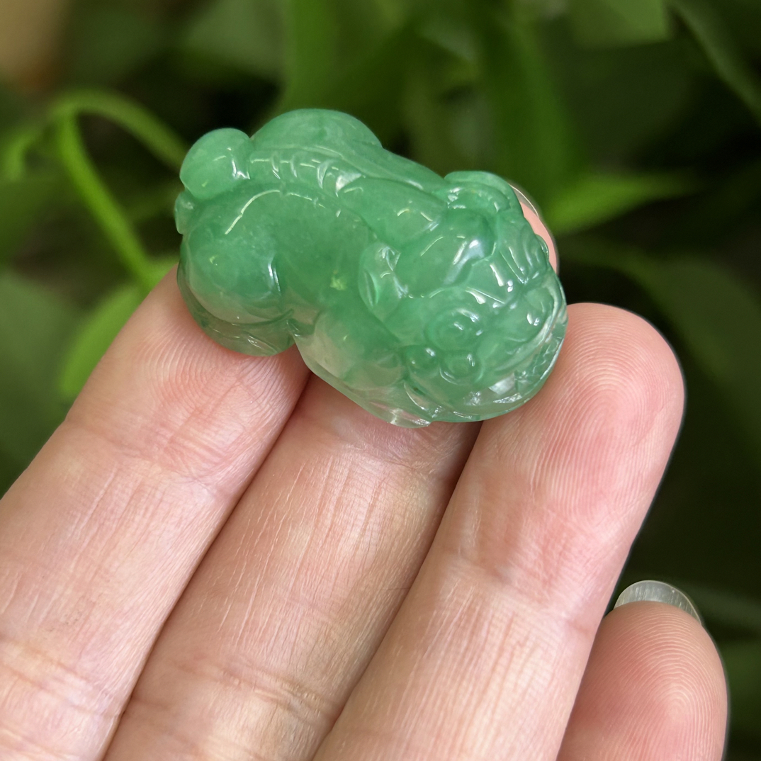 天然A货非洲翠阳绿冰润满色貔貅精雕玉坠