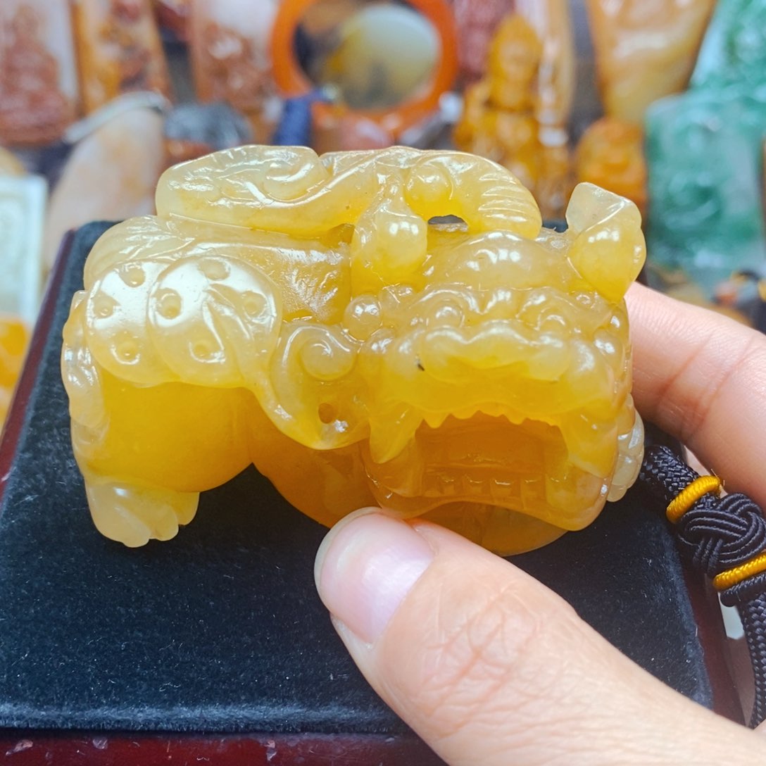 石英质玉（黄龙玉）未镶嵌颈饰