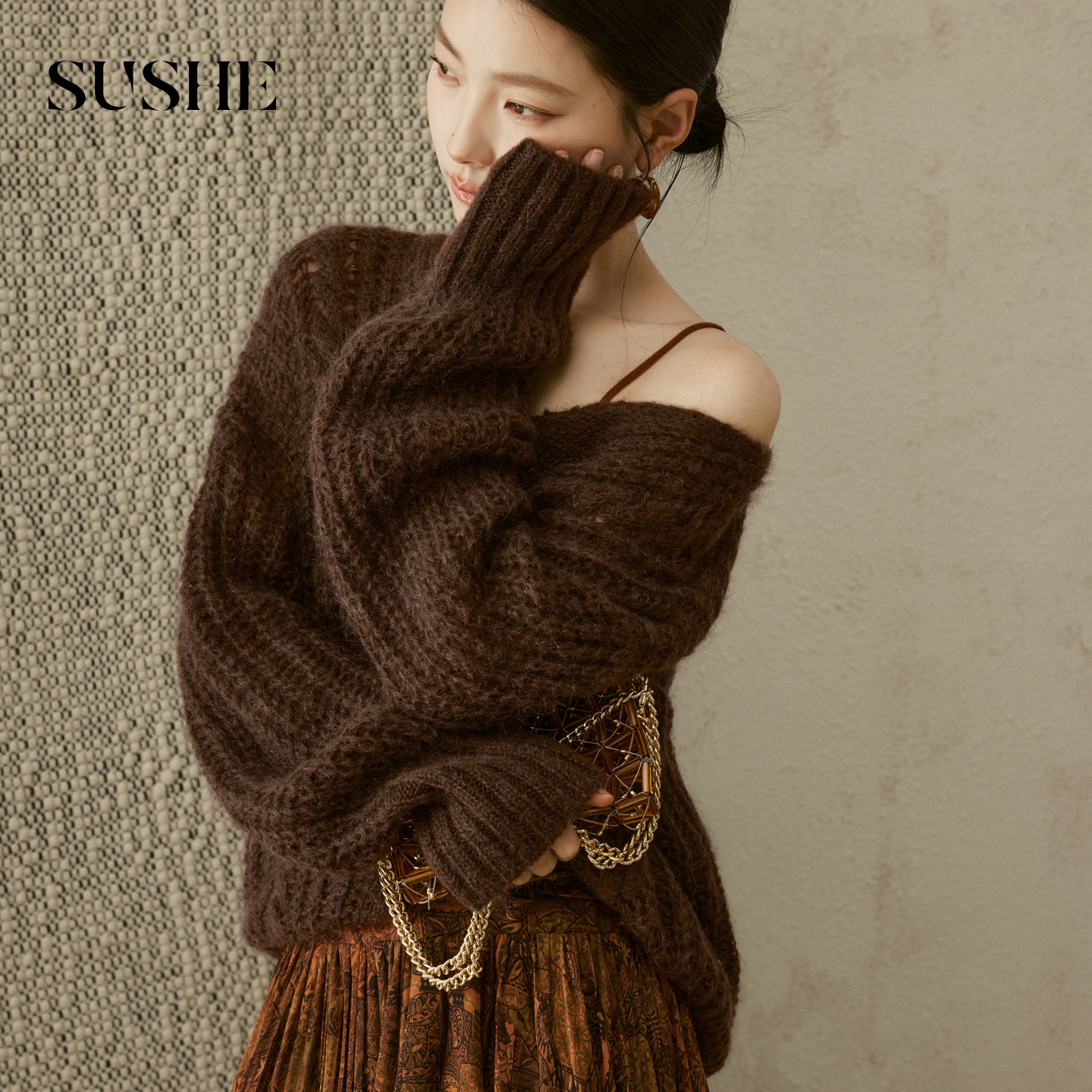 束皙SUSHE 云绸 弹力羊毛立体绞花镂空粗针宽松大V领多色百搭毛衣
