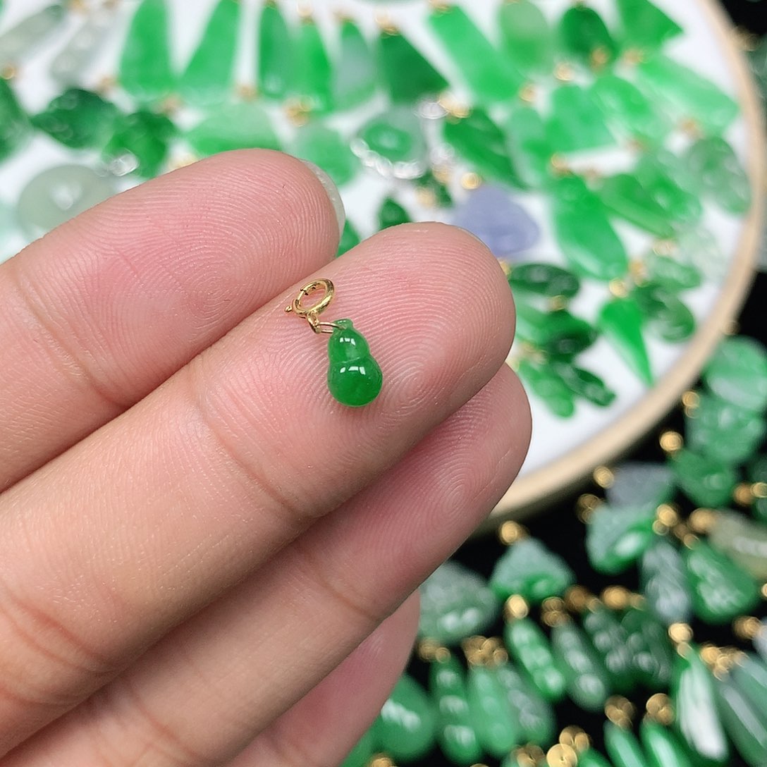 翡翠配石星*18K金扣头 小巧精美满绿小葫芦