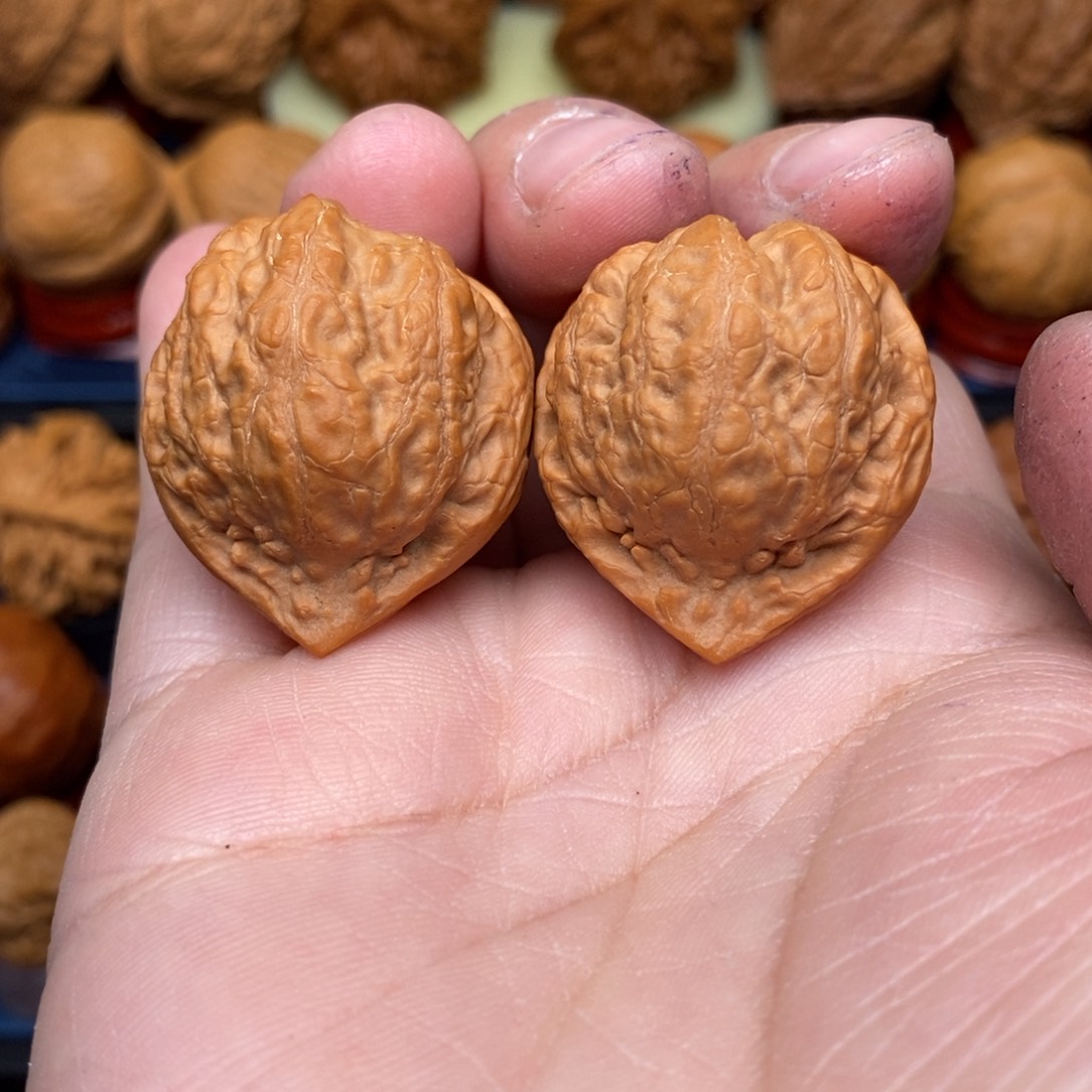 文玩核桃把件手捻麒麟官帽